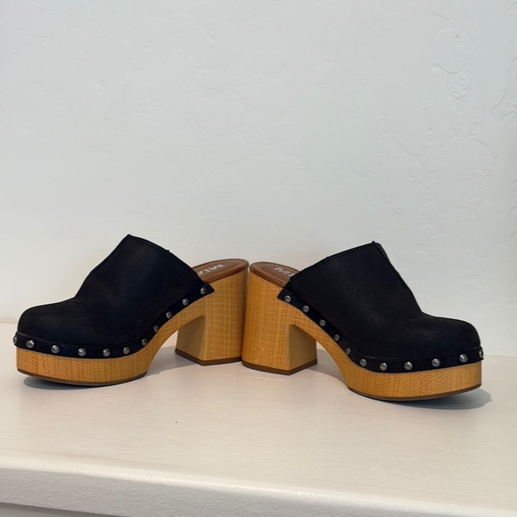 Stylish Black Clogs with Wooden Heel - Picture 1 of 4
